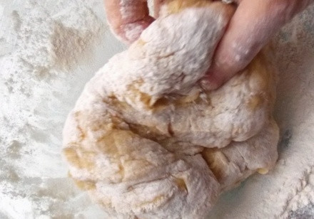 1. Этап. Печенье Бантики: Досыпьте оставшиеся 75 грамм муки и руками замесите тесто.