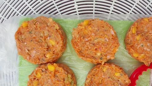 1. Этап. Котлеты из индейки в стиле Спорт-шик: Формовать котлеты удобно в кольце, к примеру в круглой форме для печенья. Для этого ложкой или рукой укладываем фарш в кольцо и утрабовываем. Потом придерживая котлету рукой аккуратно снимаем формочку. Доску лучше накрыть пленкой или пакетом, чтоб котлеты не прилипли. В таком же виде можно и заморозить, поместив котлеты в этот же пакет после заморозки.