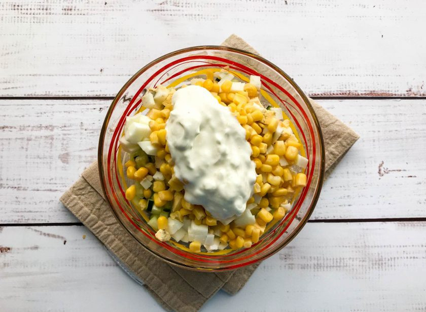 1. Этап. Крабовый салат со сметаной: Заправьте салат сметаной, посолите и хорошо перемешайте.