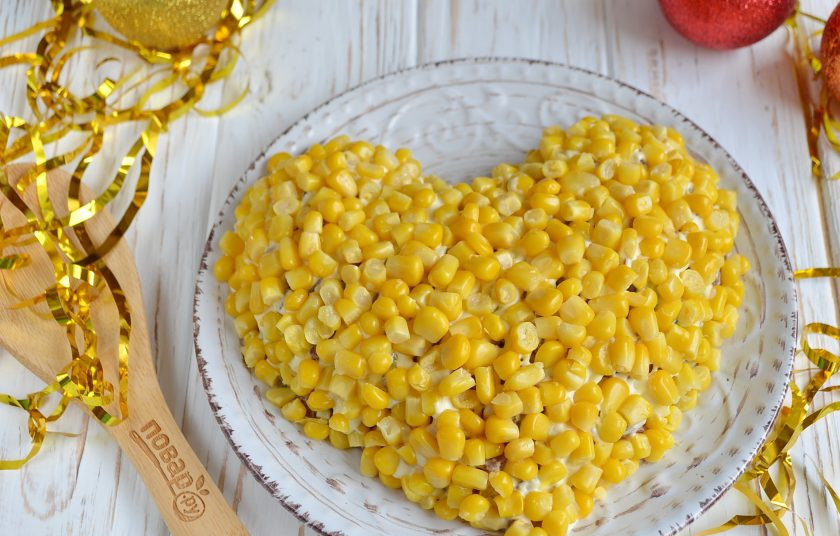 1. Этап. Салат Собачье сердце: Оденьте салат в шубку из кукурузы. Салат готов! Настаиваться ему не нужно. Хороших праздников!