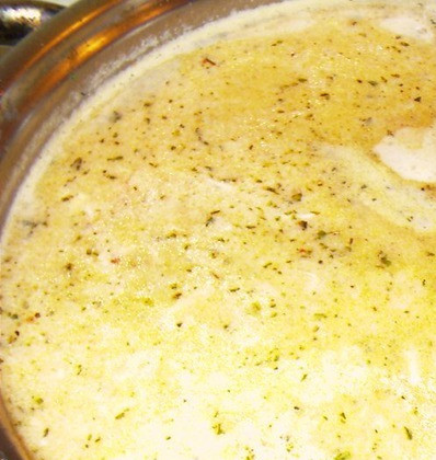 1. Этап. Суп в горшочке из хлеба: 6. Медленно тонкой струйкой вводим молочную смесь в кипящий бульон. Солим и перчим суп по вкусу.