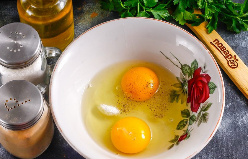 1. Этап. Омлет в вафельнице: Вбейте куриные яйца в глубокую емкость, всыпьте соль и молотый черный перец. Если блюдо будут есть дети, то перец исключите из списка ингредиентов. Взбейте все в течение 1-2 минут.