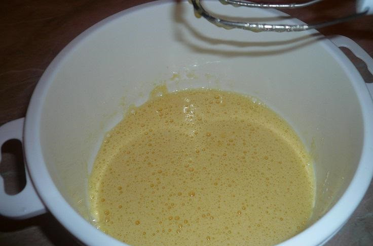 1. Этап. Шарлотка с вареньем в мультиварке: Тщательно перемешайте.