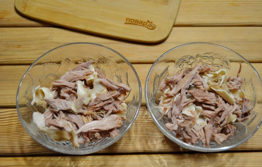 1. Этап. Холодец из свинины и говядины: 7. Вымойте тщательно руки, переберите мясо от костей. Морковь из бульона может служить украшением холодца, я сделала цветочки и положила их на дно тарелочек. Мясо разложите по тарелочкам, у меня получилось их 15 штук.