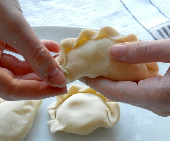 1. Этап. Вареники с картошкой постные: 6. Красиво заверните края в косичку или можете оставить как есть, это не принципиально.