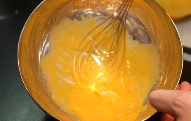 1. Этап. Заправка для Цезаря с креветками: 3. Начните взбивать венчиком. Процесс хоть и несложный, но трудоемкий.