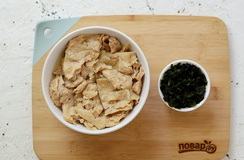 1. Этап. Вегетарианская Мимоза: Залейте соевые кусочки горячей водой, оставьте на 10-15 минут. Затем отожмите. Вакамэ залейте горячей водой. Подождите, пока они набухнут.