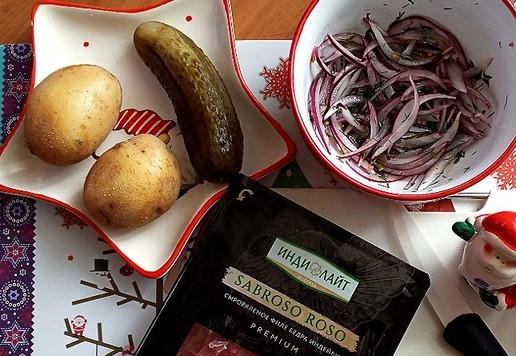 1. Этап. Салат послепраздничный Застольный: Отправляем в салатник лук. Пусть он там промаринуется, пока будем нарезать продукты.