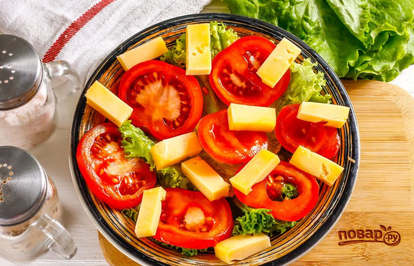 1. Этап. Салат с икрой минтая: Твердый сыр любого сорта нарежьте брусочками или кубиками, выложите на тарелку в произвольном порядке.