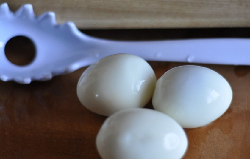 1. Этап. Яйца куриные фаршированные: Спустя 10 минут достаем яйца из кипятка, окатываем холодной водой. Чистим.