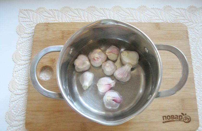 1. Этап. Маринованный чеснок со свеклой: Помойте чеснок. Затем влейте крутой кипяток в чеснок. Бланшируйте его 3-4 минуты. Затем откиньте чеснок на сито.
