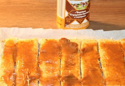 1. Этап. Полосатое пирожное с вареной сгущенкой: 10. Нарезаем корж полосками, выравниваем обрезая край. Смазываем сгущенкой. Вместо сгущенки можно использовать повидло или джем.