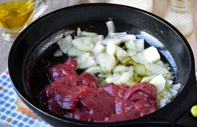 1. Этап. Карамелизированная куриная печень: Разогрейте масло на сковороде, выложите лук и печень, жарьте на среднем огне 3-4 минуты, помешивая.