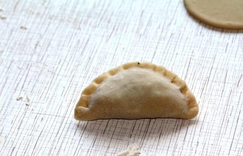 1. Этап. Вареники с квашеной капустой: Затем плотно соединяем края теста.