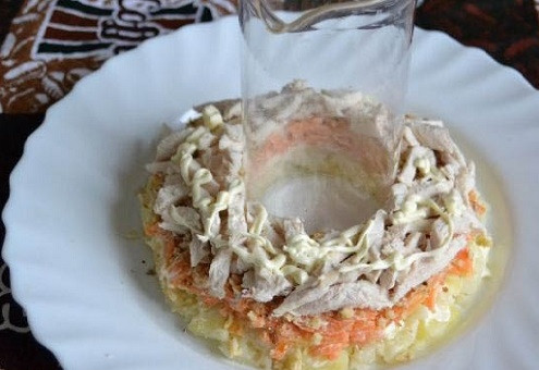 1. Этап. Гранатовый браслет салат без свеклы: Поверх орехов выложим куриное мясо, солим, перчим и смазываем майонезом.