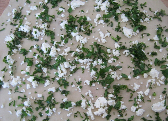 1. Этап. Турецкая лепешка гезлеме: Посыпьте пласты начинкой.