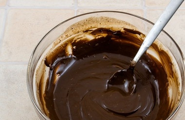 1. Этап. Австрийский торт Захер: Пока приготовьте глазурь. Сильно нагрейте оставшееся масло со сливками. Потом сразу же влейте смесь к раздробленному шоколаду. Мешайте глазурь, пока она не станет однородной по консистенции.