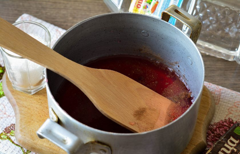 1. Этап. Маринованная слива Венгерка: Варите пряный маринад 2-3 минуты, влейте уксус и снимите сразу с огня.