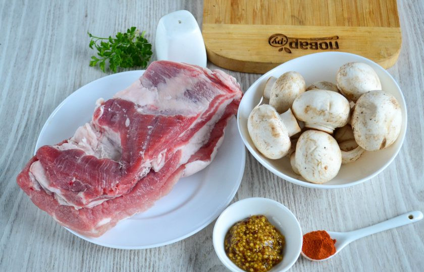 1. Этап. Домашняя колбаса с грибами: Подготовьте все необходимые ингредиенты.