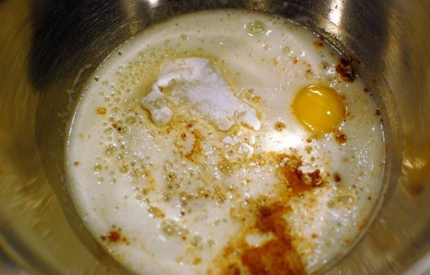 1. Этап. Карибские креветки: 3. Добавьте в отдельную миску ½ стакана муки, разрыхлитель, сахар, смесь специй по вкусу, посолите и влейте пиво или газированную воду, вбейте яйцо. Тщательно все смешайте.