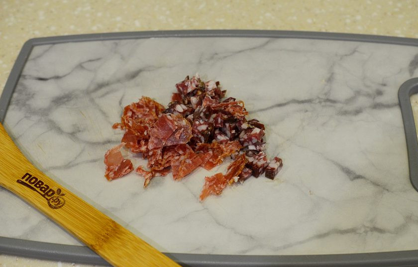 1. Этап. Слоеный салат с кукурузой: 1. Копченую колбасу нарежьте кубиком.