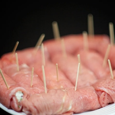 1. Этап. Рулетики из телятины: Аналогичным образом сворачиваем остальные рулетики.