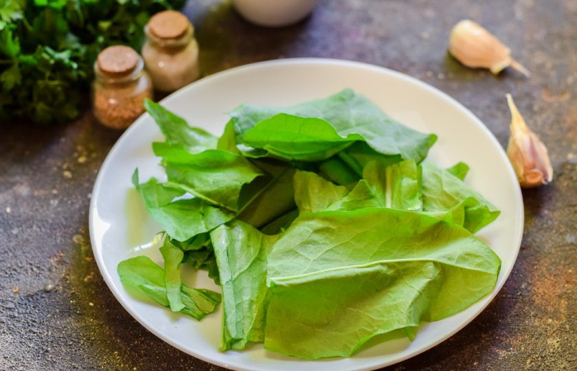 1. Этап. Курица со шпинатом в сливочном соусе: Шпинат ополосните и просто порвите руками.