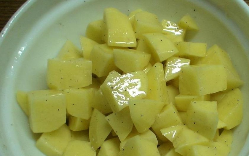 1. Этап. Говядина в фольге с овощами: Кубиками нарезаем почищенный картофель. Солим его и также добавляем немного масла.