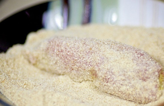 1. Этап. Рулетики мясные с разной начинкой: 16. …а затем обваляйте в панировочных сухарях.