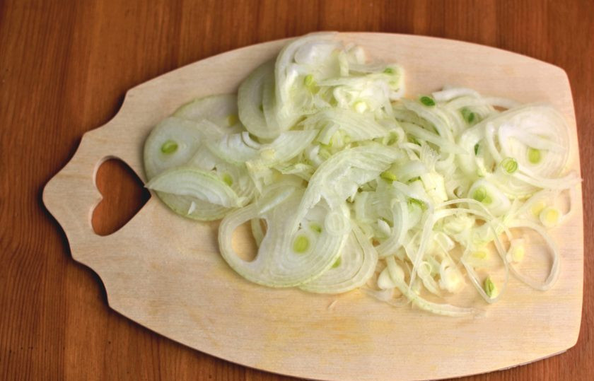 1. Этап. Салат с сердцем, морковью и луком: Лук очистите и тонко нашинкуйте.