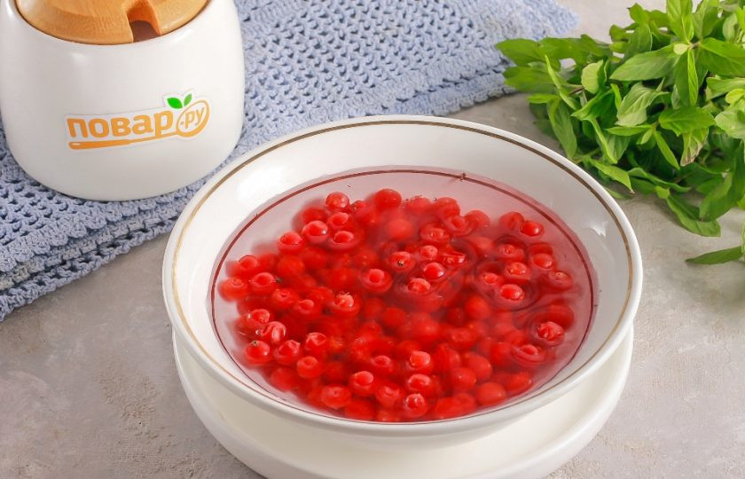 1. Этап. Заморозка калины на зиму: Оборвите ягодки с гроздьев и высыпьте их в глубокую емкость. Влейте воду и промойте ягоды несколько раз. Затем откиньте их на дуршлаг.