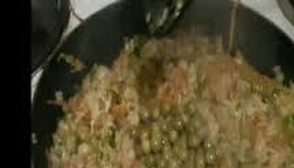 1. Этап. Морковь с зелёным горошком: 6. Когда молоко и мука образуют однородную массу, выкладываем в соус обжаренные овощи и тщательно все перемешиваем. Затем снимаем с плиты и даем блюду остыть.