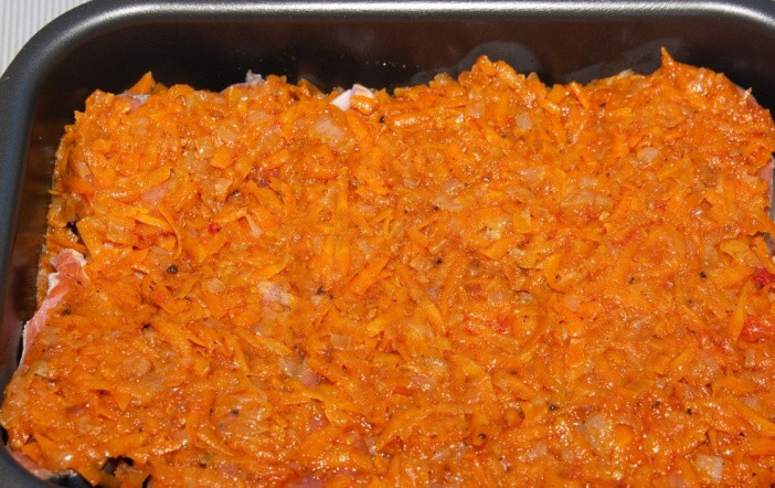 1. Этап. Горбуша под маринадом: Сверху накрываем рыбу оставшимся маринадом.