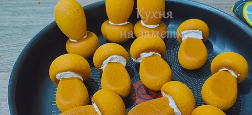 1. Этап. Пряничные медовые грибочки: Верх ножки обмакнуть в глазури, соединить со шляпкой, дать застыть.