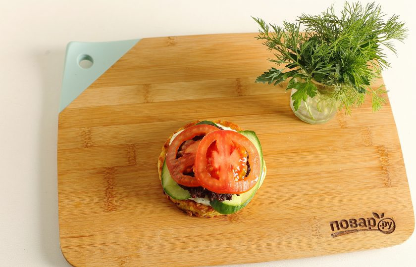 1. Этап. Драник-бургер: Накройте котлету кружочками помидора.