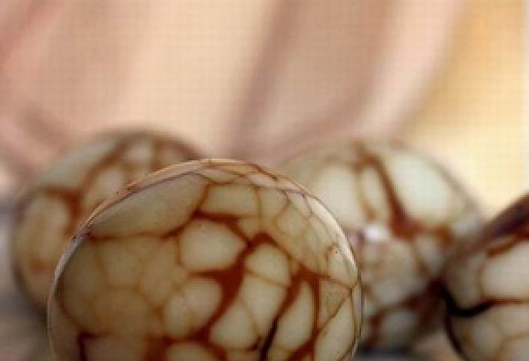 1. Этап. Яйца по-китайски: 4. По прошествии указанного времени достаем яйца из маринада, очищаем от скорлупы и подаем к столу в специальных подставках. Приятного аппетита!