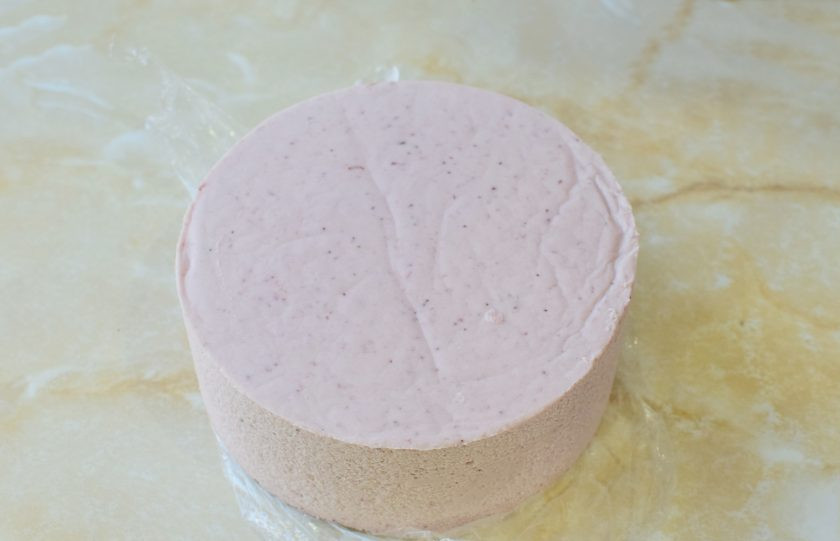 1. Этап. Малиновый муссовый торт: Замороженный торт извлеките из формы. Дальше можно украсить его по своему вкусу. Можно полить его шоколадом, зеркальной глазурью или покрыть велюром. Для покрытия велюром соедините белый шоколад, растительное масло и пищевой краситель. Растопите и остудите до комнатной температуры. С помощью краскопульта покройте замороженный торт велюром.