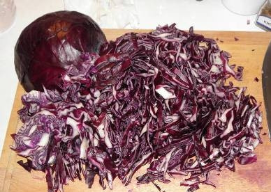 1. Этап. Тушеная красная капуста по-чешски: Капусту мелко нарезаем, обязательно обрезая утолщения.