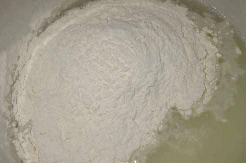 1. Этап. Хинкали в пароварке: Взбиваем воду с яйцом, начинаем постепенно всыпать муку и замешивать тесто.