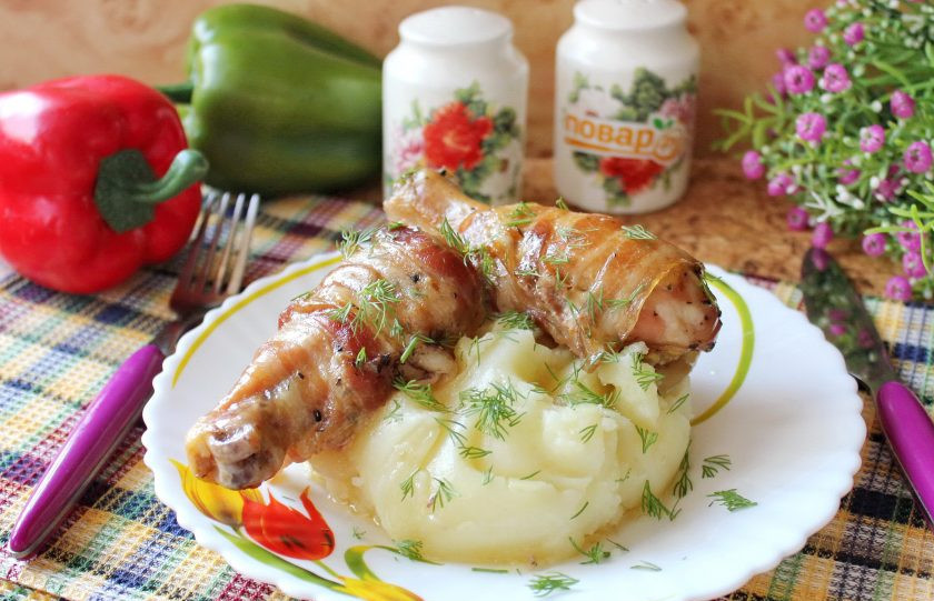 1. Этап. Куриные ножки в беконе в духовке: Куриные ножки в беконе готовы. Подавайте к столу с любым гарниром.