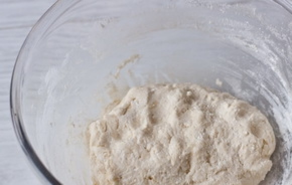 1. Этап. Вкусные ленивые вареники: Смешайте в миске муку с творогом, солью, яйцом и сахаром. Замешайте тесто, сделайте из него шар.