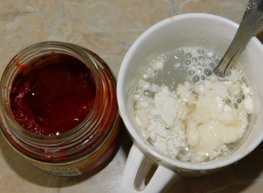 1. Этап. Куриная печень в кисло-сладком соусе: Отдельно смешайте воду с мукой так, чтобы не было комочков. Добавьте томатную пасту. Перемешайте.