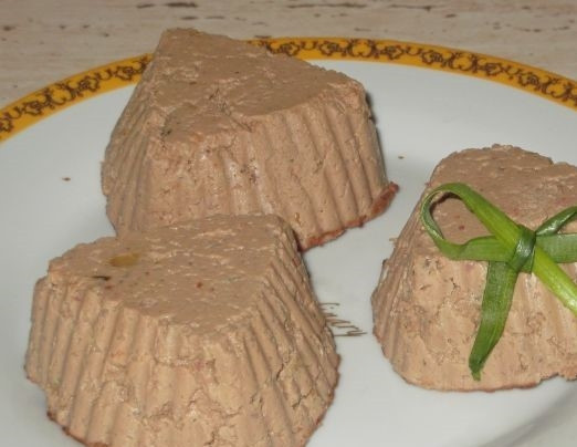 1. Этап. Домашний паштет из куриной печени: 6. Переложите паштет в форму или фольгу. Поставьте на ночь в холодильник. Подавайте на жареном хлебе со сливочным маслом.