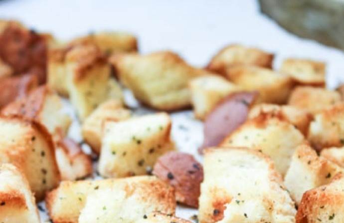 1. Этап. Хрустящие сухарики: 4. Поставьте противень в духовку на 15 минут по получения золотистого цвета. Достаньте сухарики, остудите и подавайте к столу.