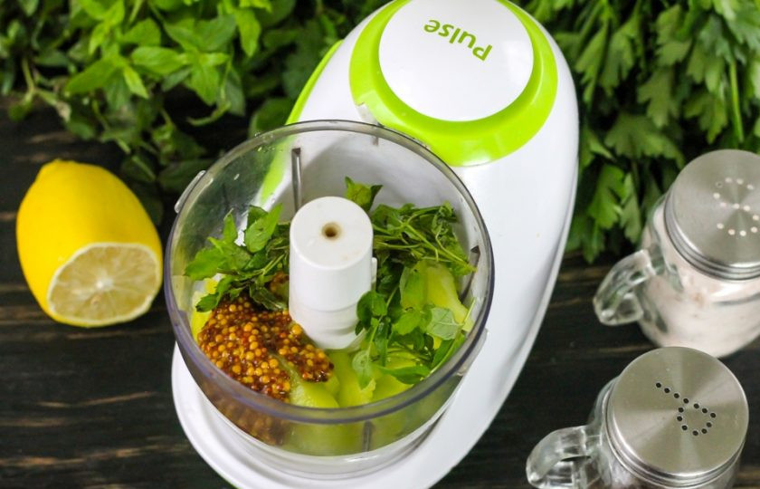 1. Этап. Баранина с мятным соусом: Добавьте туда же зерновую горчицу, промытые веточки свежей мяты, влейте лимонный сок и всыпьте соль. Выложите веточки свежей петрушки или укропа.