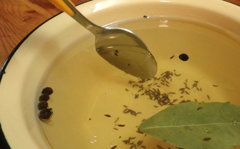 1. Этап. Маринованная капуста без лука: 2. Отдельно кипятим воду, растворим в ней соль и сахар, добавим специи, вскипятим, снимаем с огня и остудим. Когда чуть остынет, добавим растительное масло и уксус, перемешаем и заливаем в банку.