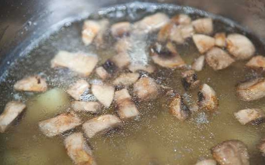 1. Этап. Суп грибной с шампиньонами: 7. Обжаренные грибочки переложите в кастрюлю.