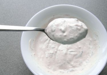 1. Этап. Куриная грудка в сметане: 2. Рецепт приготовления куриной грудки в сметане предполагает использование соуса. Чеснок очистить и выдавить через пресс. Соединить чеснок со сметаной и тщательно перемешать. Посолить по вкусу. При желании можно добавить в соус свежую зелень или сушеные травы.