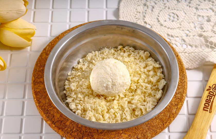 1. Этап. Конфеты из творога и вафель: Смочите руки в воде и сформируйте из творожной массы колобки, обпанируйте их в вафельной крошке.