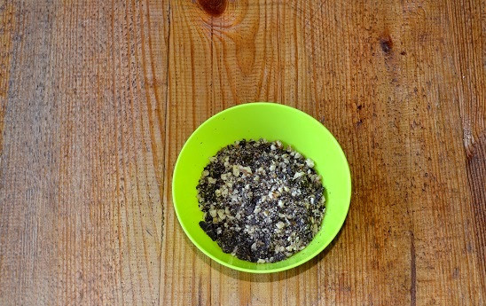 1. Этап. Торт Муравьиная горка: Орешки и шоколад немного измельчите, добавьте к остальным ингредиентам и тщательно перемешайте.